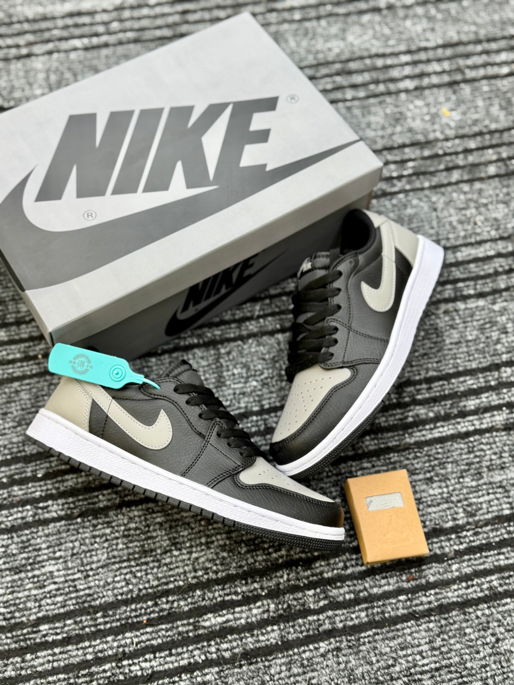 Air Jordan -1 Low OG Shadow