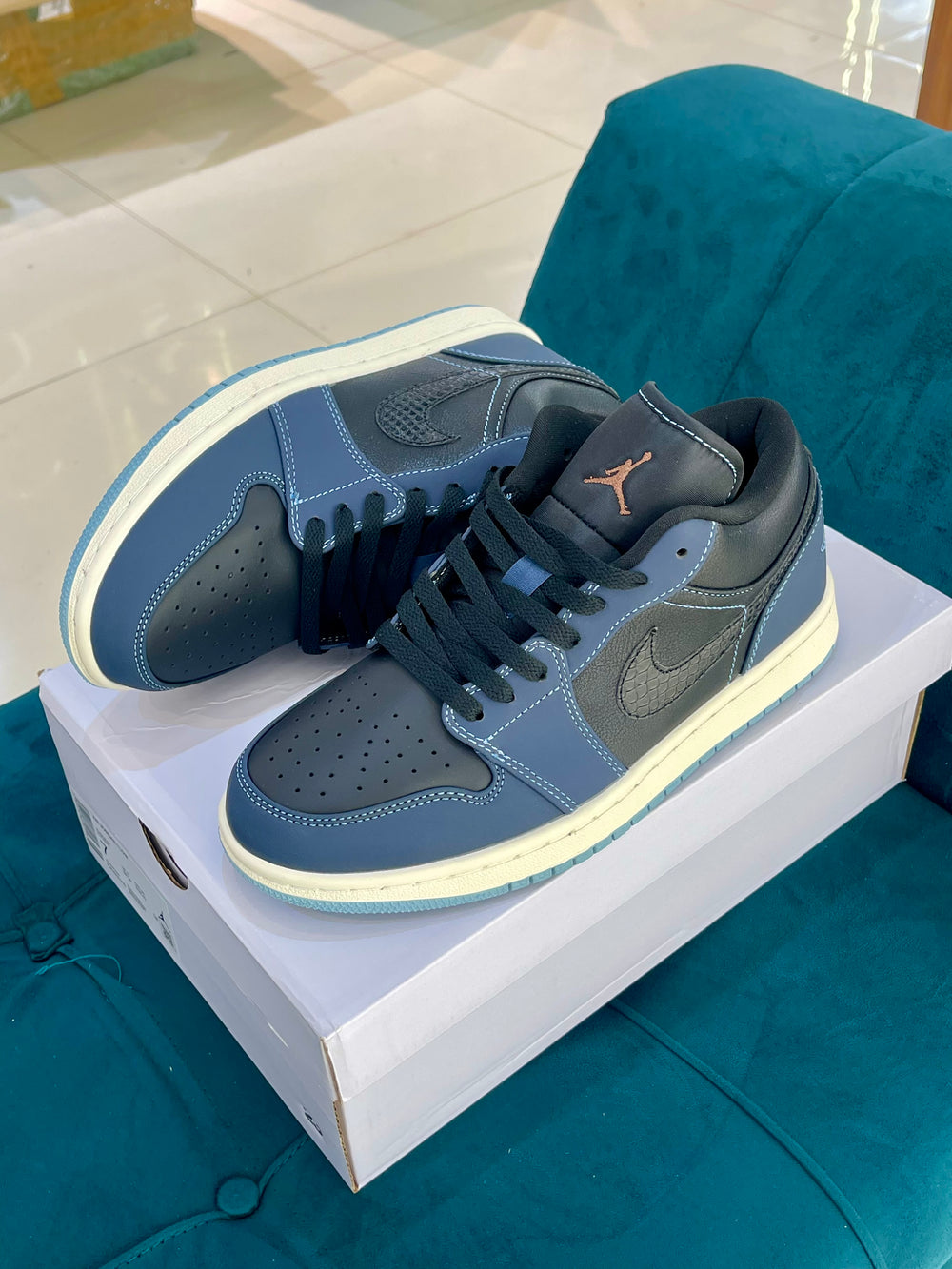 Jordan 1 low Black Dark Obsidian
