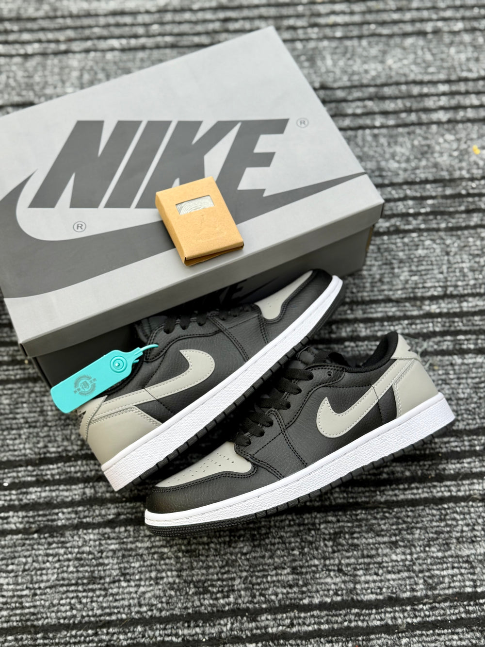 Air Jordan -1 Low OG Shadow